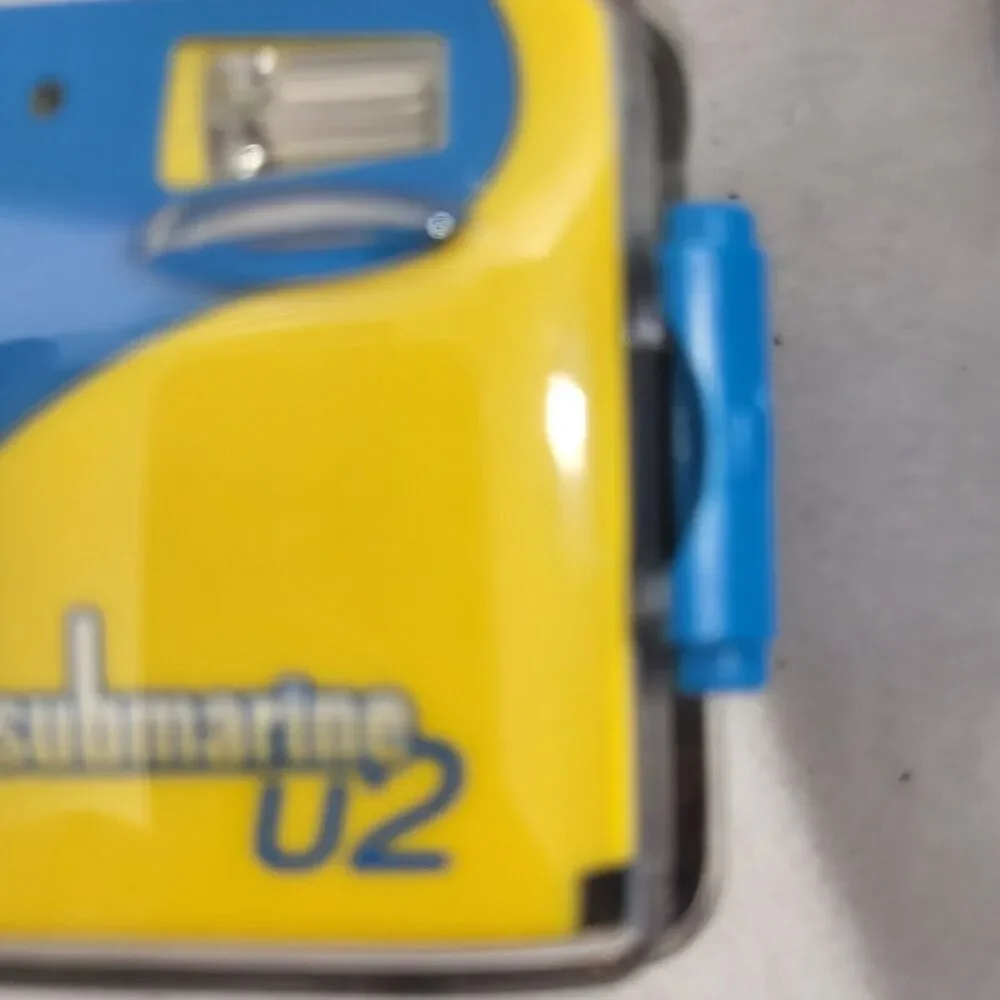 U2 SUBMARINE VINTAGE 35MM WATERPROOF CAMERA BUILT IN FLASH